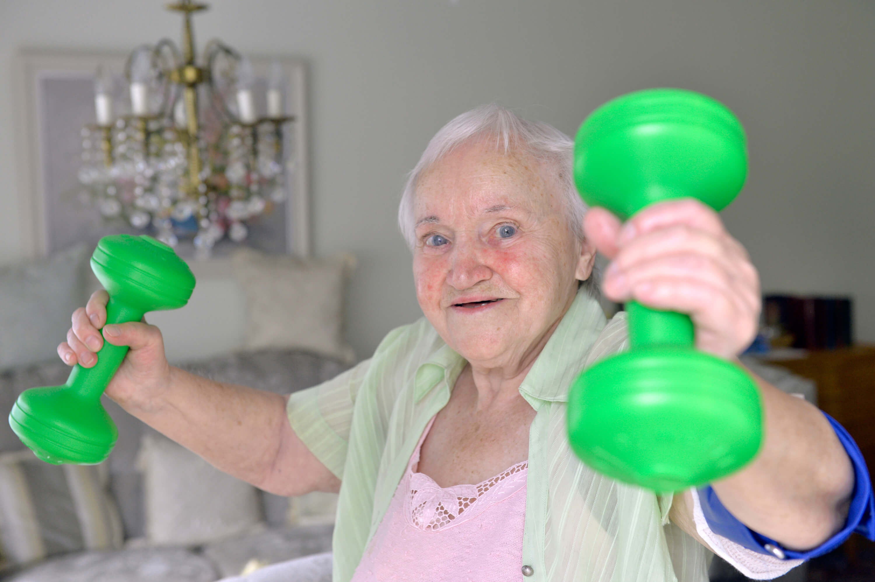 Seniorin, die mit Hanteln trainiert